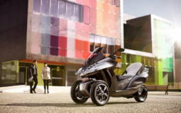 Peugeot HYbrid3 Evolution three-wheel scooter