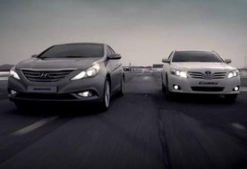 Video: Hyundai Sonata vs Toyota Camry