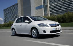 Toyota Auris Hybrid review video