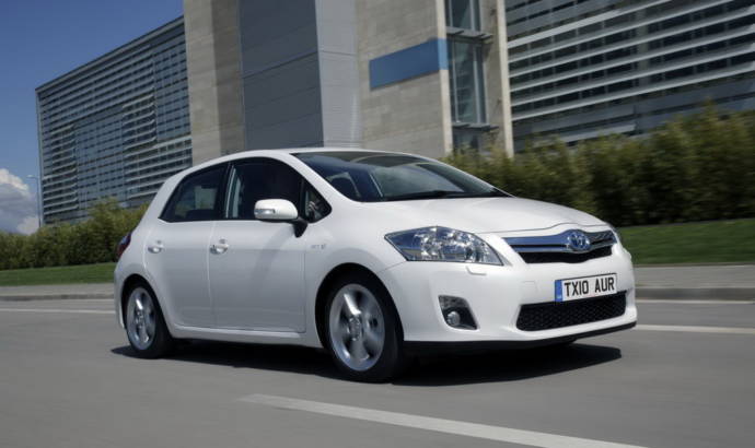 Toyota Auris Hybrid review video