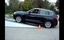 Video: Audi Q5 quattro vs BMW X3 xDrive