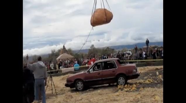 Video: 1169 lbs pumpkin vs Pontiac