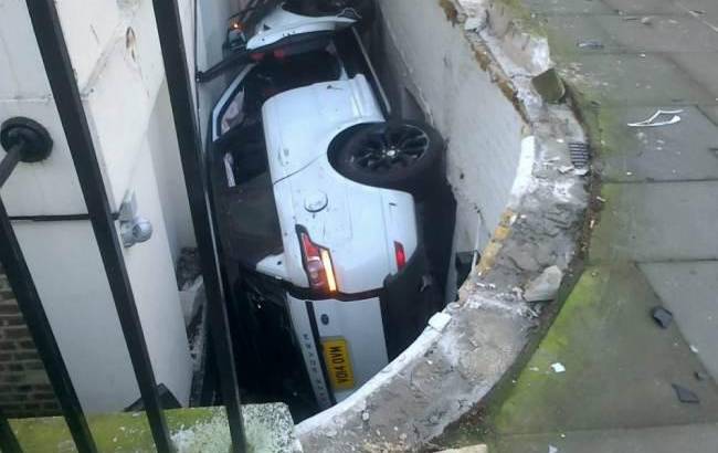 2014 Range Rover Sport ends up in front of a basement flat