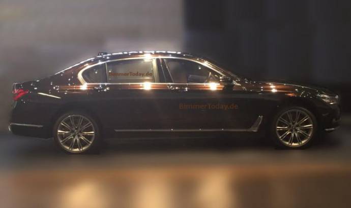 2016 BMW 7-Series side profile - Spy picture