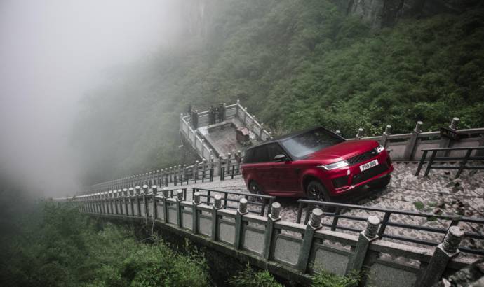 Range Rover Sport climbed 999 stairs